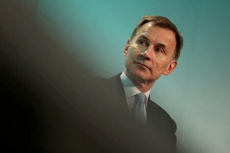 　２月１４日、ハント英財務相（写真）は、３月の予算案に盛り込む減税について、財政見通しが厳しい場合、財源を確保するため、公共支出を抑制することを検討している。写真は昨年１２月、ロンドンで撮影（２０２４年　ロイター/Hollie Adams）