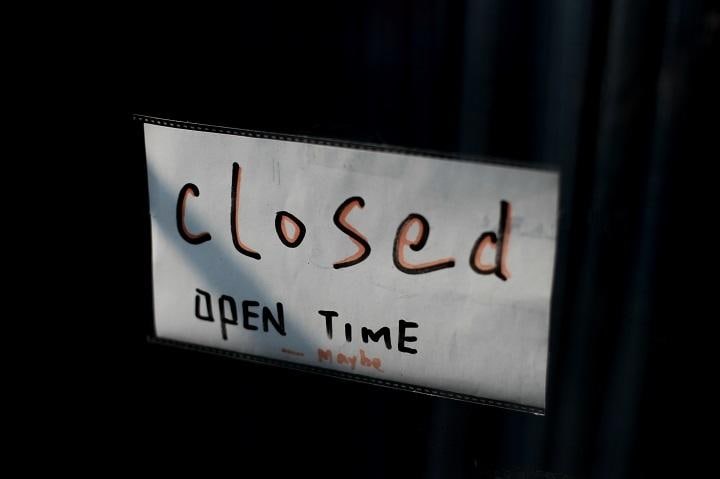 北京市内の中古品販売店に掲示された休業通知（4月10日）　Thomas Peter-REUTERS