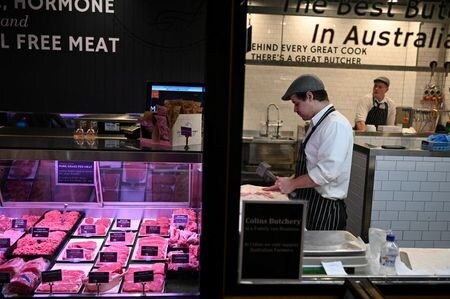 　オーストラリア連邦統計局が発表した９月の小売売上高は、暫定ベースで季節調整済み前月比１．５％減少した。写真はシドニーの精肉店、６月撮影（２０２０年　ロイター／Loren Elliott）