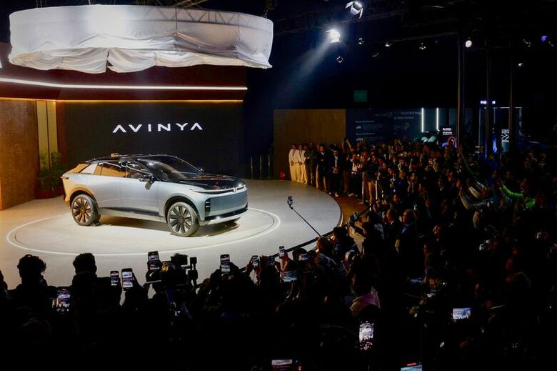 写真はインド自動車大手タタ・モーターズの新型自動車の発表の様子。2025年1月、インド・ニューデリーで撮影。REUTERS/Priyanshu Singh