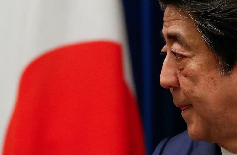 安倍晋三首相（写真）は、参院予算委員会で、日本人を含む米国全域からの入国者に対し、14日間の指定箇所での待機と国内の公共交通機関の使用自粛を要請すると述べた。首相官邸で14日撮影（2020年　ロイター/Issei Kato）