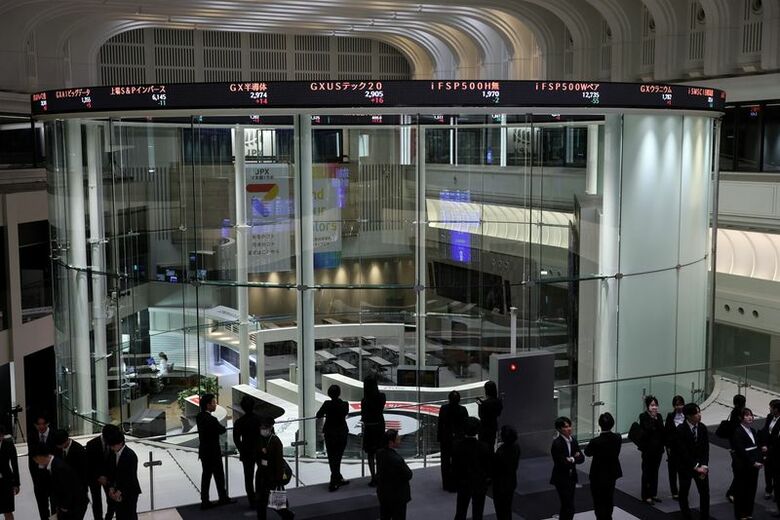 東京証券取引所内を歩く来場者。4月6日撮影。REUTERS/Issei Kato