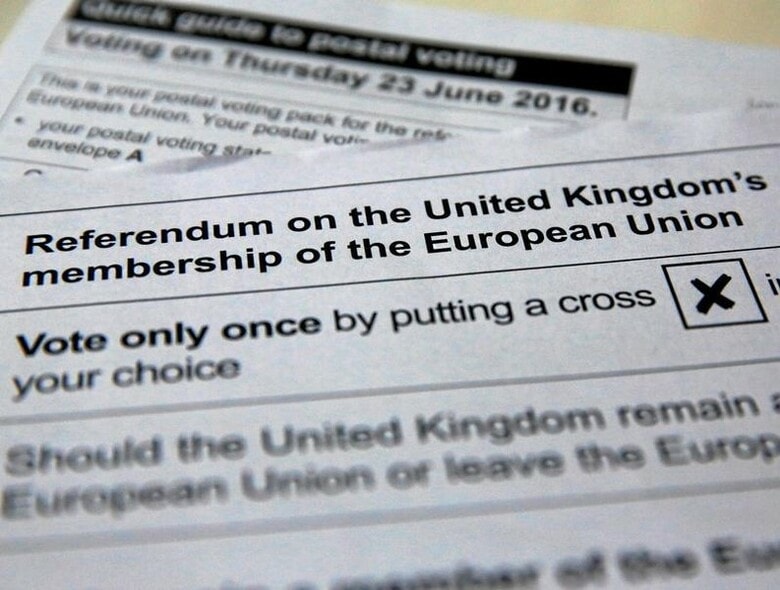 ６月１５日、英国が来週に実施する国民投票でＥＵからの離脱を決めれば、ロンドンに拠点を構える銀行や金融機関は英国がＥＵに属することによって浴している恩恵を失うことになる。写真は投票用紙。１日撮影（２０１６年　ロイター／Russell Boyce）