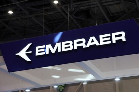　８月７日、ブラジル航空機大手エンブラエルの幹部は、ロイターに対し、新型コロナウイルスのパンデミック（世界的流行）の影響で急増したビジネスジェット機の需要は減っていないと語った。写真は同社のロゴ。ジュネーブで昨年５月撮影（２０２３年　ロイター／Denis Balibouse）