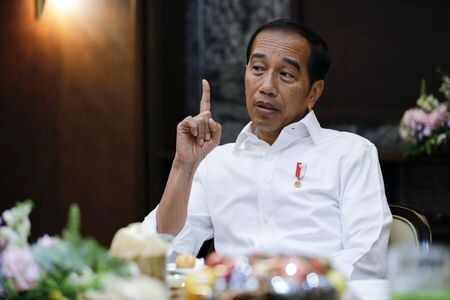 　インドネシアのジョコ大統領（写真）は、中央銀行の次期総裁（任期５年）に現職のペリー・ワルジヨ氏（６３）を再指名し、他の候補者は提示しない見通し。事情に詳しい複数の関係者が２月２１日明らかにした。１日、ジャカルタで撮影（２０２３年　ロイター/Willy Kurniawan）