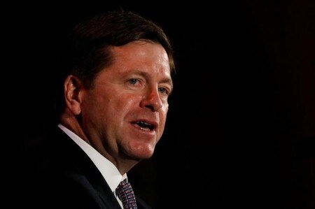 　９月５日、クレイトン米証券取引委員会（ＳＥＣ）委員長は、サイバー犯罪の潜在リスクや詐欺に使用される新技術を小口投資家が理解できるよう、当局による支援強化が必要だとの考えを示した。写真は７月、ニューヨーク経済クラブでの同委員長（２０１７年　ロイター／Brendan McDermid）