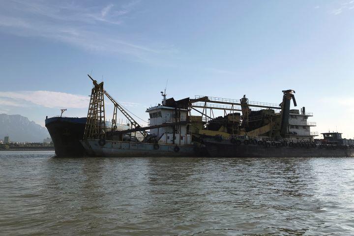 中国の浚渫船　Gabriel Crossley-Reuters