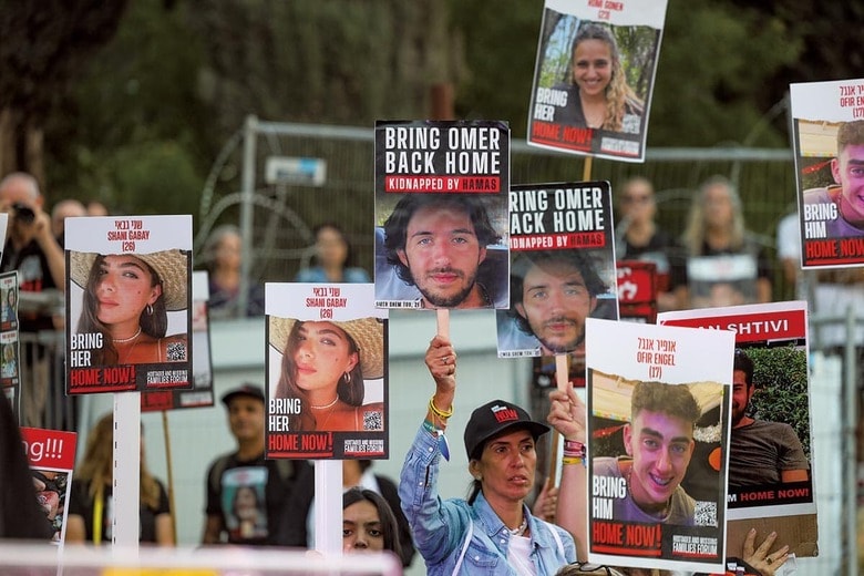 エルサレムで人質の解放を求めてデモを行う家族ら（11月18日）　SAEED QAQｰANADOLU/GETTY IMAGES