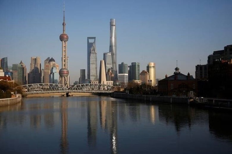 中国指導部は、一部の国内企業による激しい値下げが過度な競争をあおり、経済を害しているとして、こうした「内巻」現象を終わらせるための運動を開始した。写真は上海の金融街。２０１７年３月撮影（２０２５年　ロイター/Aly Song）
