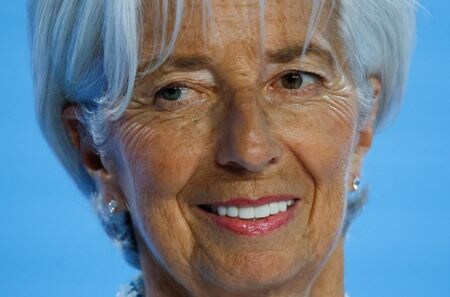 欧州中央銀行（ＥＣＢ）のラガルド総裁（写真）は２日、ユーロ圏でディスインフレが「かなり進んでいる」との見方を示すと同時に、経済成長の見通しにはまだ「疑問符」が残っていると述べた。６月撮影（２０２４年　ロイター/Wolfgang Rattay）