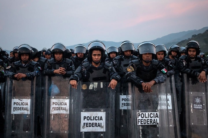 アメリカへ向かう移民キャラバンを途中で待ち受けるメキシコ警察（10月27日）　Adrees Latif-REUTERS