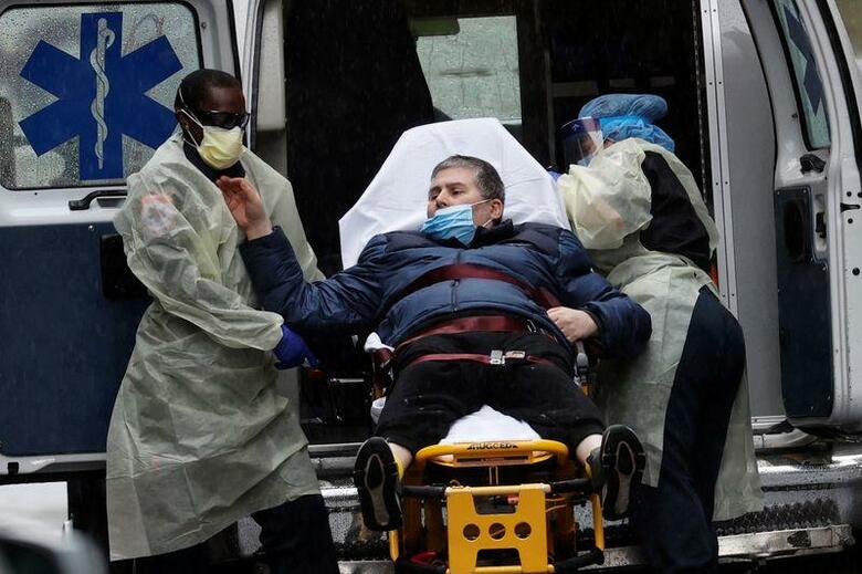ロイターの算出によると、米国の新型コロナウイルス感染症による死者が13日、2万3000人を突破した。ニューヨーク市で撮影（2020年　ロイター/MIKE SEGAR）