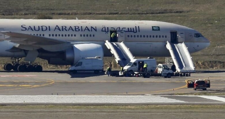 ６月５日、サウジアラビア航空は、カタール行きの全便を運航停止にするとツイッター上で発表した。詳細は明らかにしていない。写真はサウジアラビア航空のロゴ、マドリッドで２０１６年２月撮影（２０１７年　ロイター／Sergio Perez）