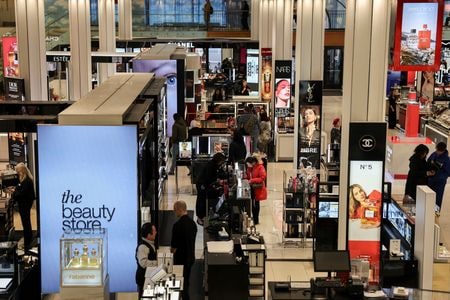 　３月６日、米百貨店メーシーズが発表した第４・四半期決算は、調整後１株利益が１．８０ドルとなり、ＬＳＥＧがまとめたアナリスト予想平均の１．５３ドルを上回った。写真はメーシーズで買い物をする人々。米ニューヨーク、マンハッタンで２月撮影（２０２５　ロイター／Jeenah Moon）