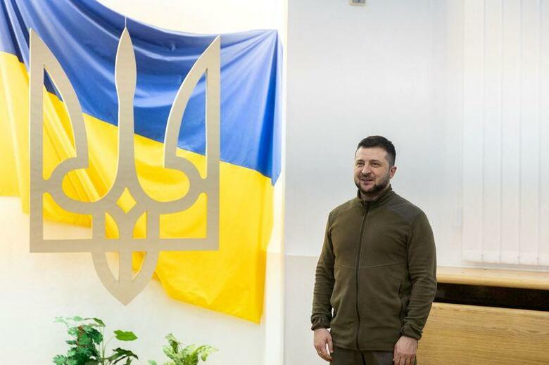 ウクライナのゼレンスキー大統領はウクライナはロシアの降伏要求に決して屈しないとし、首都キエフのほか、マリウポリやハリコフなどの都市がロシアに占領されることはないと述べた。写真は３月１９日、キエフで行われた警察特別チームの表彰式に出席するゼレンスキー大統領（２０２２年　ロイター／Ukrainian Presidential Press Service/Handout）