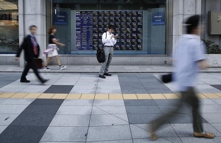 　１０月５日、前場の東京株式市場で、日経平均株価は前営業日比６円４１銭高の２万０６３３円０７銭となり、小幅に４日続伸した。写真は都内にある証券会社の株価ボード前で２０１４年８月撮影（２０１７年　ロイター／Yuya Shino）