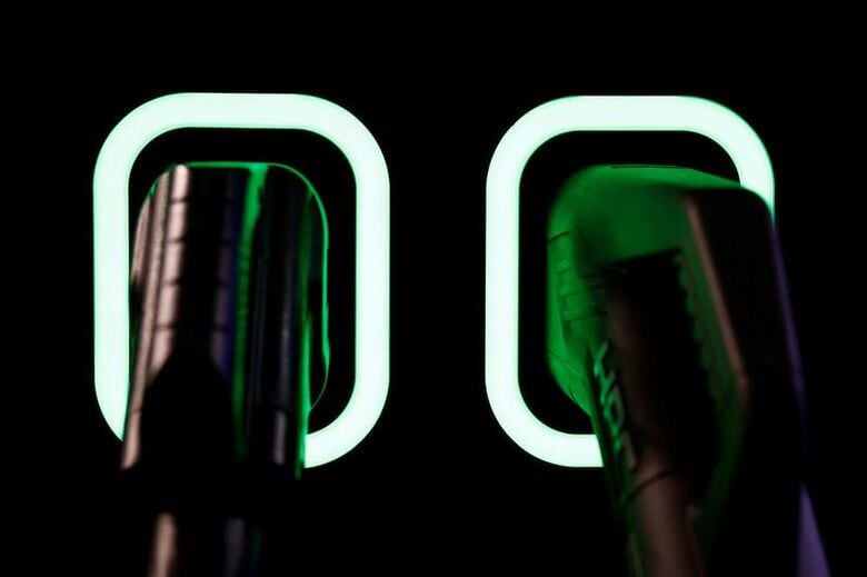 パリモーターショーに展示された電気自動車（ＥＶ）用充電プラグ。２０２４年１０月、フランスのパリで撮影。 REUTERS/Benoit Tessier