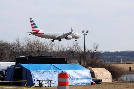米国家運輸安全委員会（ＮＴＳＢ）は３０日、アメリカン航空の旅客機と米軍ヘリコプターが２９日に首都ワシントン近郊で空中衝突し墜落した事故について、旅客機とヘリいずれのブラックボックスも見つかっていないと発表した。同日撮影（２０２５年　ロイター/Kevin Lamarque）