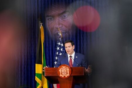 ルビオ米国務長官は２６日、前日にウクライナとロシアと結んだ合意は原則的なものであり、米国はロシアが提示した条件を検証し、今後の対応を決定する予定だと述べた。写真は同日、ジャマイカのキングストンでホルネス首相との共同会見に臨むルビオ氏。（２０２５年　ロイター/Nathan Howard）