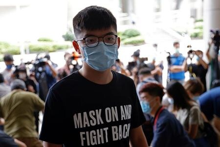 　４月３０日、香港の裁判所で、昨年６月４日の天安門事件の犠牲者追悼集会に参加したとして、無許可集会参加の罪に問われた民主活動家の公判が行われ、黄之鋒（ジョシュア・ウォン）氏（写真）を含む４人が罪を認めた。写真は香港で昨年９月撮影（２０２１年　ロイター／Tyrone Siu）