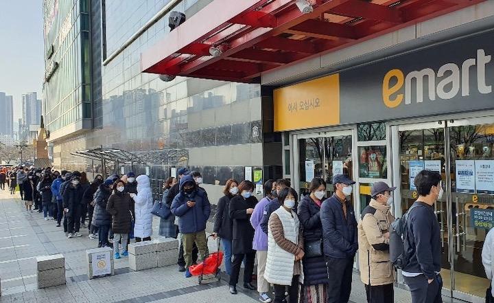 韓国・大邱市でマスクを買うために並ぶ人々...... Yonhap via REUTERS