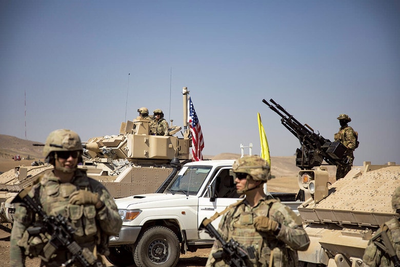 シリア北東部ハサカでSDFの戦闘員を訓練する米軍部隊　HEDIL AMIRｰANADOLU AGENCY/GETTY IMAGES