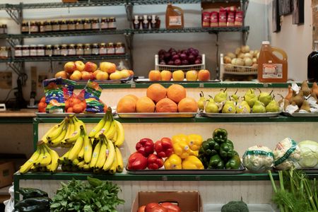 米ミシガン大学が１６日発表した５月の消費者信頼感指数（速報値）は５０．８と、４月確報値の５２.２から低下し、市場予想の５３．４を下回った。２０２４年８月、米ワシントンのスーパーで撮影（２０２５年　ロイター/Kaylee Greenlee Beal）