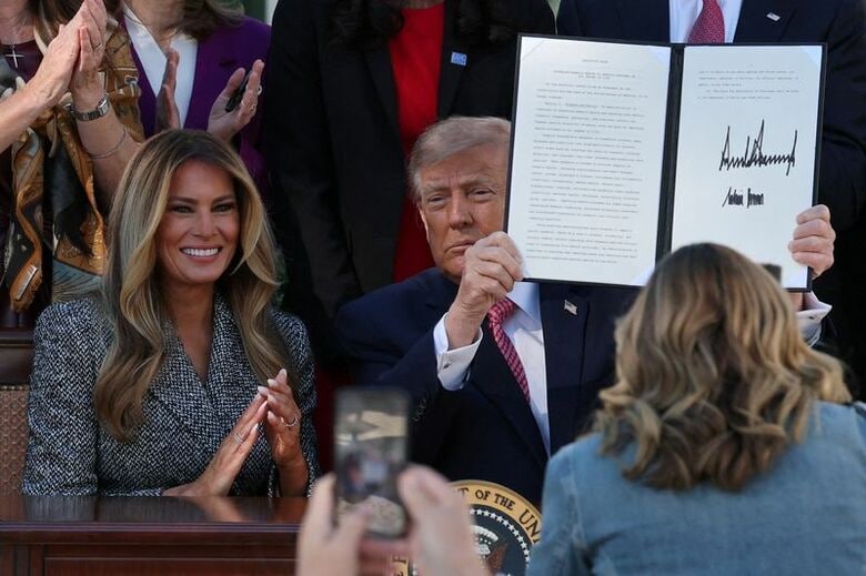 女性の健康に関する大統領令に署名したトランプ米大統領とメラニア夫人。ホワイトハウスで１９日撮影。REUTERS/Umit Bektas