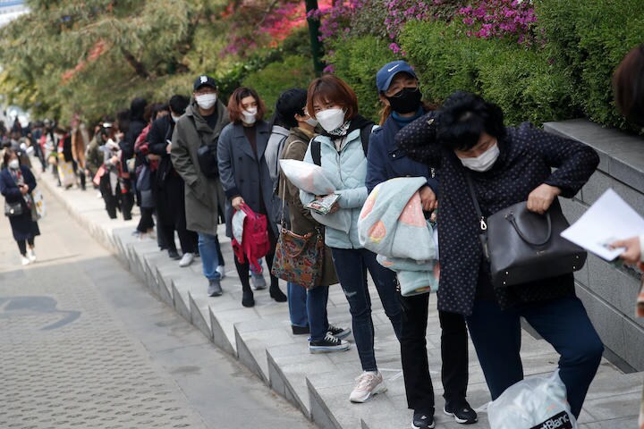 感染者は減少傾向にあるが不安は消えない（写真は4月25日、社会的距離を守りながら失業者用試験の列に並ぶ韓国人、ソウル）　Kim Hong-Ji-REUTERS