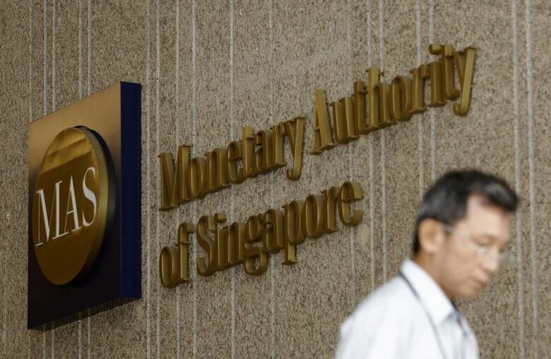 シンガポール金融管理局前で2013年1月撮影。 REUTERS/Edgar Su