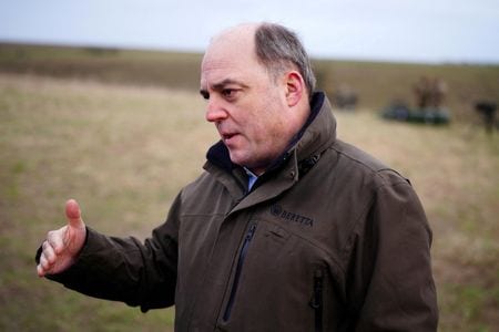 ウォレス英国防相は２日、ウクライナに戦闘機を供与する可能性に関する質問に対し、「この恐ろしい紛争において魔法のつえはない」という認識を示した。代表撮影（２０２３年　ロイター）