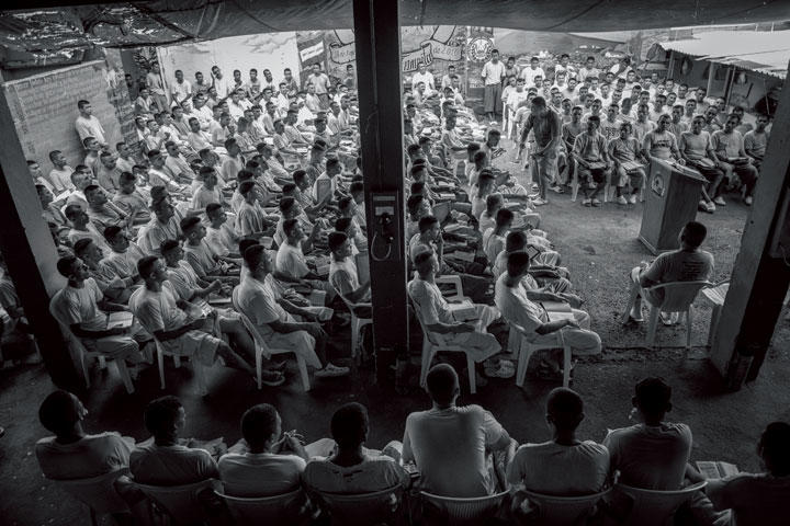 サンフランシスコ・デ・ゴテラにある刑務所内のファイナルトランペット教会。2010年に建設され受刑者はここで福音派の教えに耳を傾ける