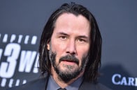 「本物のぎこちないキス」写真でAI画像に端を発する結婚報道を否定...キアヌ・リーブス恋人のユーモア投稿をネット称賛
