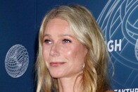 【動画】トップレスで朝食づくり...グウィネス・パルトロウの「美ボディ」にネット震撼