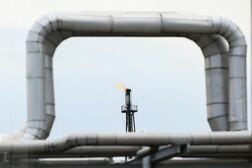 原油先物3％高、トランプ氏が「停戦は生命維持装置依存」と発言