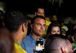 ブラジル大統領選、ボルソナロ氏が予想外の首位　ルラ氏と決選投票へ