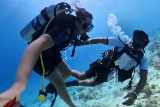 これが証拠映像！ 女性ダイバーの下半身を何度も触る、男性インストラクターの「不適切行為」の瞬間