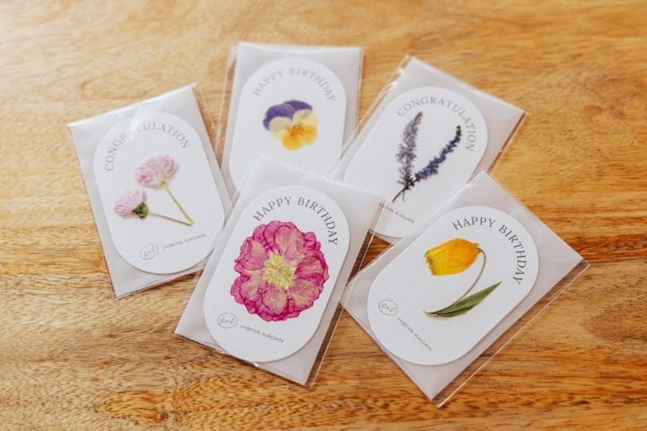 ブライダルなどで飾られた花を押し花にしてアップサイクルしたメッセージカード