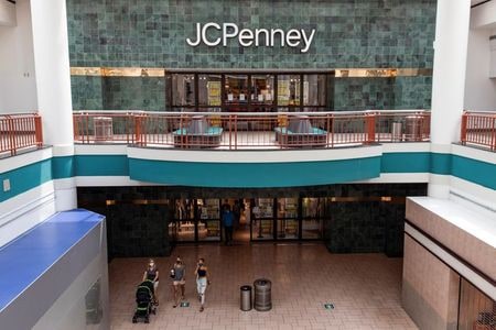 　今年５月に破産申請した米百貨店大手ＪＣペニーは２８日、資産売却を巡り、商業用不動産大手ブルックフィールド・アセット・マネジメント、サイモン・プロパティー・グループ、先取特権を持つ債権者の大部分と合意に達したと発表した。写真は米ニューヨークの店舗、７月撮影（２０２０年　ロイター／Maranie Staab）