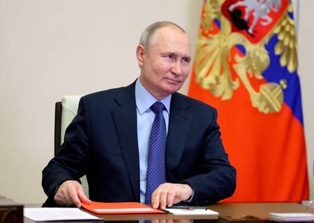 ロシア大統領府（クレムリン）のぺスコフ報道官は２５日、プーチン大統領には多くの「替え玉」がおり、プーチン氏自身は大半の時間を核シェルターで過ごしているという話は「うそ」と一蹴した。提供画像（２０２３年　ロイター）