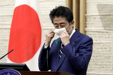 　４月２８日、安倍晋三首相（写真）は衆院予算委員会で、世界保健機関（ＷＨＯ）について「台湾（が事実上締め出されている）問題など、言うべきことがたくさんある」としつつ、新型コロナウイルス感染拡大防止のため「今はしっかり支えて、ＷＨＯの下、結束する必要がある」と述べた。写真は１７日都内での代表撮影（２０２０年／ロイター）