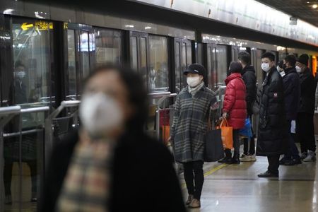 　中国湖北省武漢市で確認された新型コロナウイルスによる肺炎で、中国当局は２４日、国内での死者が２５人となり、発症者は８００人を超えたことを明らかにした。写真は上海の地下鉄駅で２３日に撮影（２０２０年　ロイター／Aly Song）