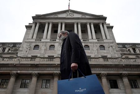 ６月２１日、イングランド銀行（英中央銀行）のチーフエコノミスト、ヒュー・ピル氏は、金融政策では為替レートや経済活動の安定ではなく、主たる目標であるインフレ抑制を重視すべきだと述べた。イングランド銀行前で２０２１年１２月撮影（２０２２年　ロイター/Toby Melville）