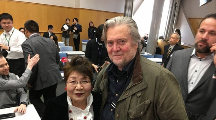 2017年11月15日、シンポジウム会場におけるバノンと筆者　　写真は筆者提供