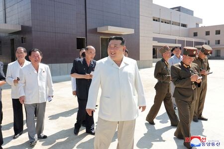 北朝鮮国営の朝鮮中央通信社（ＫＣＮＡ）は８日、金正恩朝鮮労働党総書記が海軍基地の建設予定地を視察し、海軍力の強化が重要だと強調したと伝えた。写真は建設予定地を視察する金氏。提供写真（２０２４年　ロイター/朝鮮中央通信社）