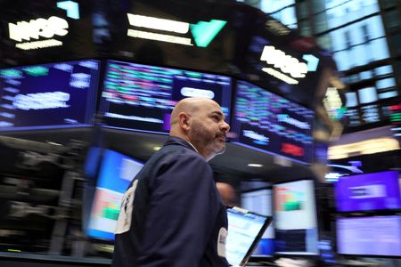米国株式市場はＳ＆Ｐ総合５００種とナスダック総合が反落。米連邦準備理事会（ＦＲＢ）のパウエル議長が政策金利が十分に制約的であるとはまだ確信していないと発言したことや、３０年国債入札の低調な結果を受けて国債利回りが上昇、株式相場の重しとなった。１０月２７日撮影（２０２３年　ロイター/Brendan McDermid）