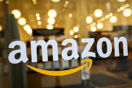 ３月１５日、欧州連合（ＥＵ）欧州委員会は１５日、米アマゾン・ドット・コムによる米映画製作大手メトロ・ゴールドウィン・メイヤー（ＭＧＭ）の買収計画を無条件で承認した。写真はアマゾンのロゴ。ニューヨークで２０１９年２月撮影（２０２２年　ロイター/Brendan McDermid）