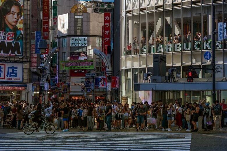写真は10月12日、東京・渋谷の横断歩道で撮影。REUTERS/Kevin Coombs