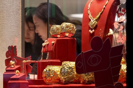 　２月５日　５日の貴金属市場では売りが強まり、金が２％超下落したほか、銀は約１５％急落した。写真は３日、香港で撮影（２０２６年　ロイター／Tyrone Siu）