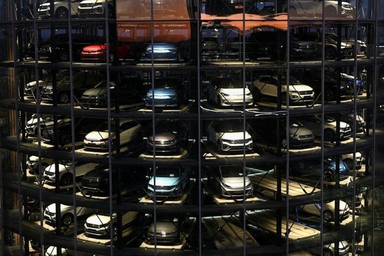 次世代自動車の開発とコストの削減のため、自動車サプライチェーン（供給網）全体でオープンソース・ソフトウエアの活用で協力する取り組みへの参加社が３０社余りに拡大した。写真はフォルクスワーゲンの自動車デリバリータワー。独ウォルフスブルクの同社工場でガラス越しに昨年１１月撮影(２０２６年　ロイター/Annegret Hilse)